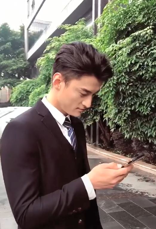 超帥伴郎團「各個顏值爆表」畫面超養眼！　鏡頭一轉「憂鬱男低頭玩手機」秒爆紅：整不下手啦