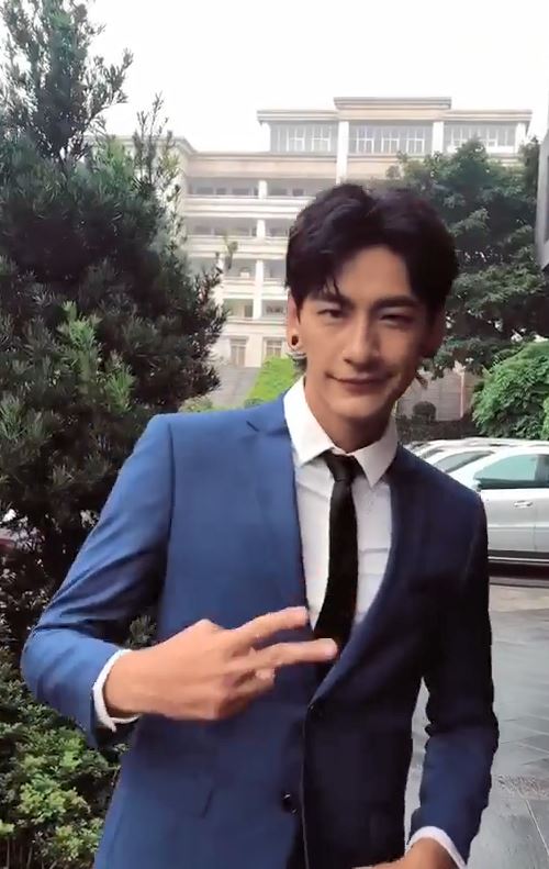 超帥伴郎團「各個顏值爆表」畫面超養眼！　鏡頭一轉「憂鬱男低頭玩手機」秒爆紅：整不下手啦