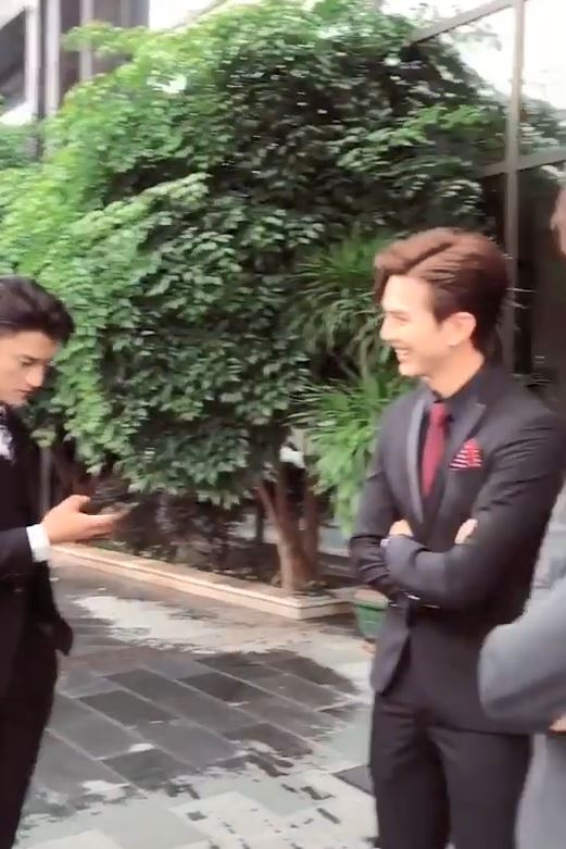 超帥伴郎團「各個顏值爆表」畫面超養眼！　鏡頭一轉「憂鬱男低頭玩手機」秒爆紅：整不下手啦