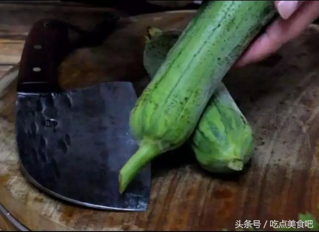 絲瓜不要再炒著吃了，教你新吃法，味道鮮美，做法簡單家常