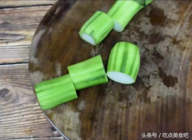 絲瓜不要再炒著吃了，教你新吃法，味道鮮美，做法簡單家常