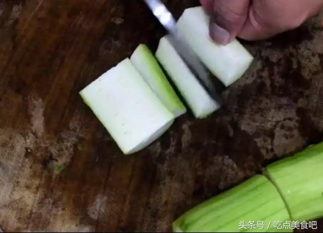 絲瓜不要再炒著吃了，教你新吃法，味道鮮美，做法簡單家常