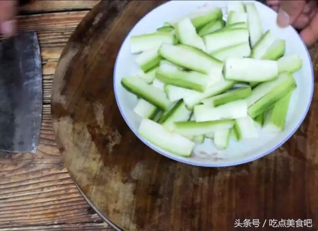 絲瓜不要再炒著吃了，教你新吃法，味道鮮美，做法簡單家常