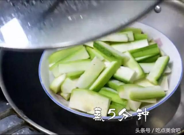 絲瓜不要再炒著吃了，教你新吃法，味道鮮美，做法簡單家常