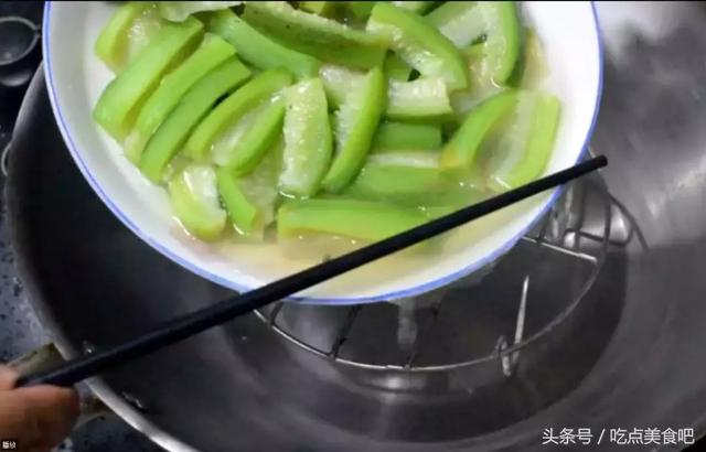 絲瓜不要再炒著吃了，教你新吃法，味道鮮美，做法簡單家常
