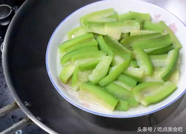 絲瓜不要再炒著吃了，教你新吃法，味道鮮美，做法簡單家常