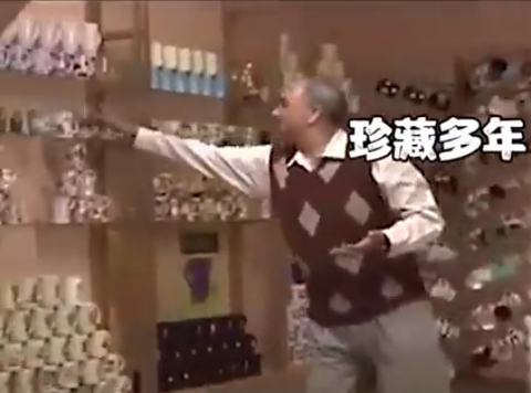 真的杯具了！收藏家得意展示「收集35年滿滿杯具」　下一秒「鏡頭前悲劇上演」心也碎了