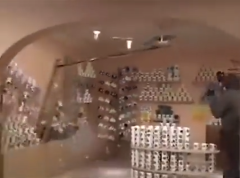 真的杯具了！收藏家得意展示「收集35年滿滿杯具」　下一秒「鏡頭前悲劇上演」心也碎了