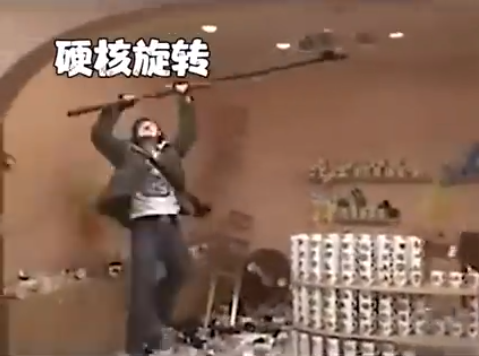 真的杯具了！收藏家得意展示「收集35年滿滿杯具」　下一秒「鏡頭前悲劇上演」心也碎了