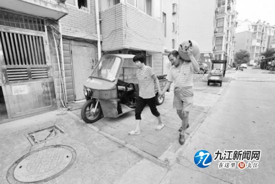 最好的相遇是不離不棄！夫妻「共用一隻眼15年」 扛著煤氣妻子牽著：是她讓我看見世界