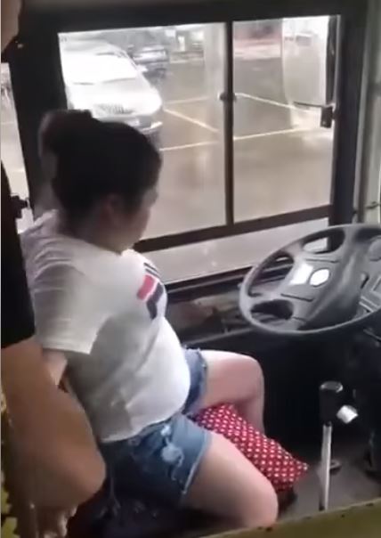 公車司機好心要「乘客讓座給孕婦」卻被無視　他拉著孕婦…「霸氣反擊」全部人秒讓位