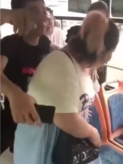 公車司機好心要「乘客讓座給孕婦」卻被無視　他拉著孕婦…「霸氣反擊」全部人秒讓位