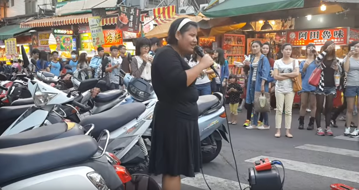 視障女孩天籟唱《情難枕》路人紛紛「上前用行動支持」  網友無法自拔：害我一直循環播放