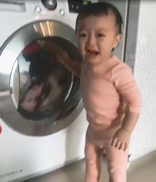 不要吃我的被被！媽媽將女兒被子拿去洗　女兒以為「被洗衣機怪獸吃掉」難過大哭：快救它嗚嗚