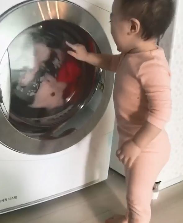 不要吃我的被被！媽媽將女兒被子拿去洗　女兒以為「被洗衣機怪獸吃掉」難過大哭：快救它嗚嗚