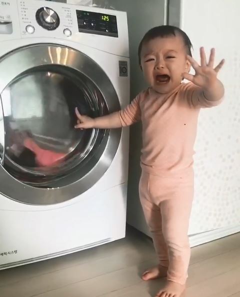 不要吃我的被被！媽媽將女兒被子拿去洗　女兒以為「被洗衣機怪獸吃掉」難過大哭：快救它嗚嗚