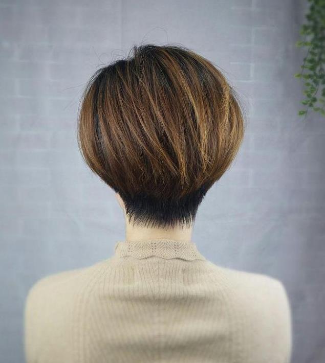 中年女性短髮髮型流行這樣剪，時尚俐落顯氣質，太好看了！