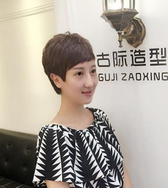 中年女性短髮髮型流行這樣剪，時尚俐落顯氣質，太好看了！