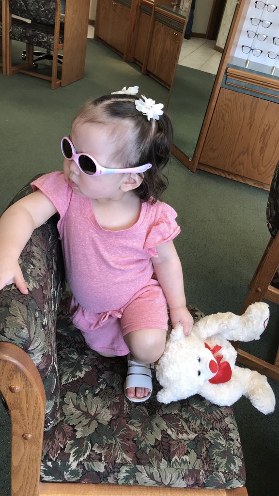 2歲小女娃「黑亮水汪汪大眼」爆紅全網　醫生「一眼看出不對勁」警醒全球父母：這有問題