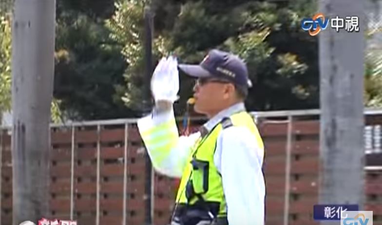 動感交警！彰化「嗶嗶哥」花式指揮節奏感超好　滑步轉身帥到爆紅
