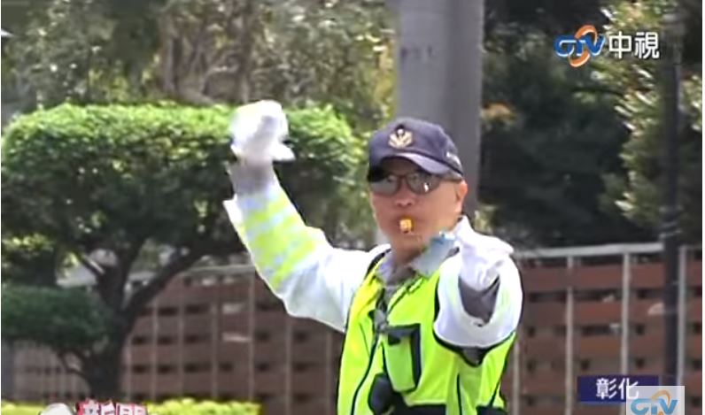 動感交警！彰化「嗶嗶哥」花式指揮節奏感超好　滑步轉身帥到爆紅