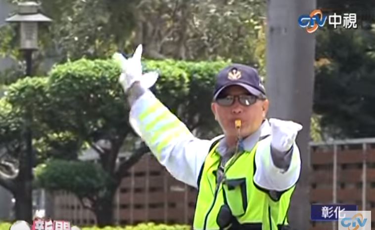 動感交警！彰化「嗶嗶哥」花式指揮節奏感超好　滑步轉身帥到爆紅