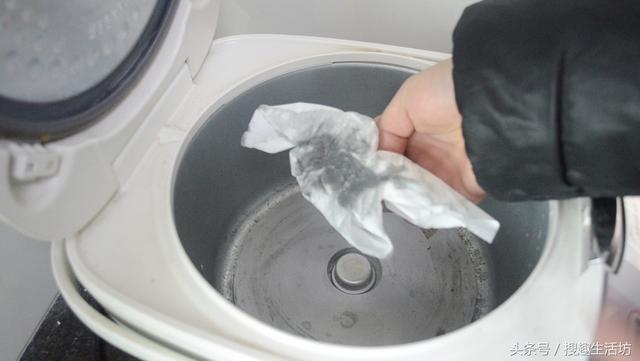 電子飯鍋用久了煮飯又慢又耗電？告訴你清理小撇步，擦一擦就可以了