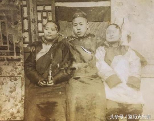 晚清罕見照：少爺摟著一妻一妾，宮女出門很害羞！不要再被電視劇誤導
