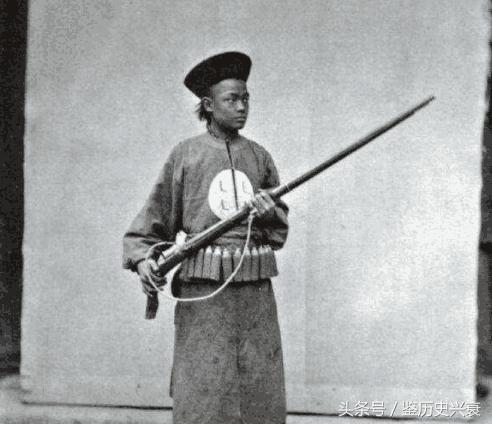 晚清罕見照：少爺摟著一妻一妾，宮女出門很害羞！不要再被電視劇誤導