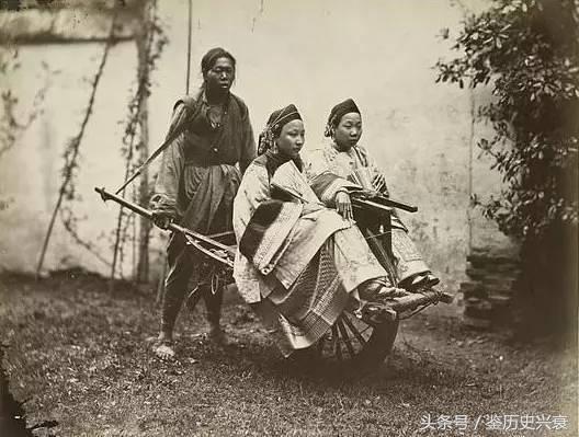 晚清罕見照：少爺摟著一妻一妾，宮女出門很害羞！不要再被電視劇誤導