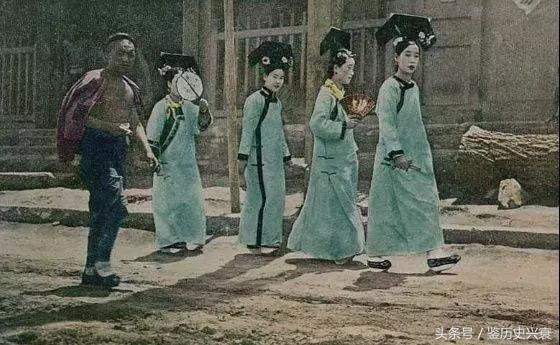 晚清罕見照：少爺摟著一妻一妾，宮女出門很害羞！不要再被電視劇誤導