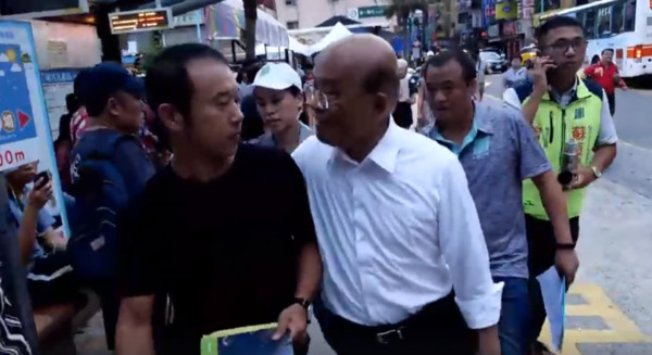 瑞芳里長攔路陳情「深澳電廠」被冷酷對待　蘇貞昌「大力拍對方肩」冷笑：今天在做什麼你知道？