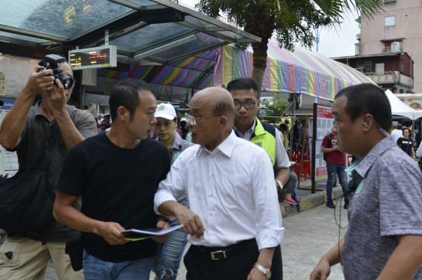 瑞芳里長攔路陳情「深澳電廠」被冷酷對待　蘇貞昌「大力拍對方肩」冷笑：今天在做什麼你知道？