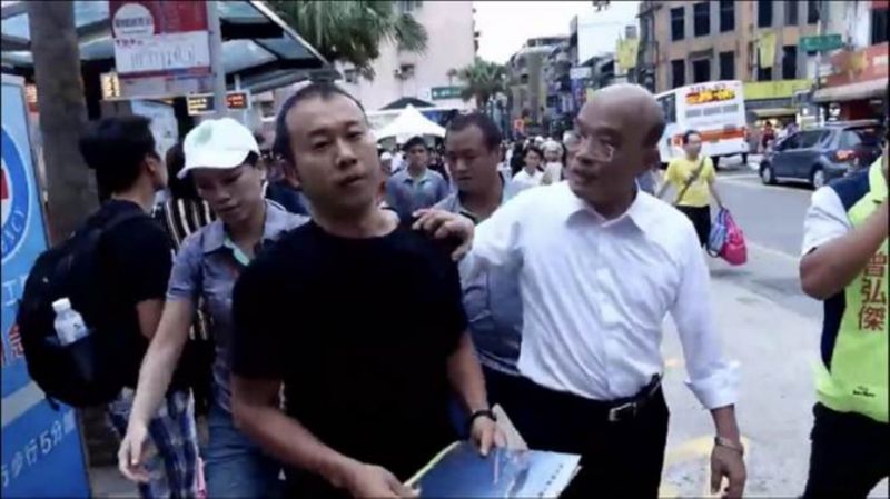 瑞芳里長攔路陳情「深澳電廠」被冷酷對待　蘇貞昌「大力拍對方肩」冷笑：今天在做什麼你知道？