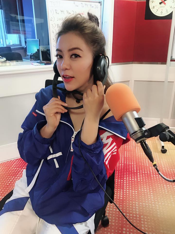 突發狀況！丁噹飆唱《一樣的月光》被搶麥克風　大媽衝上台歇斯底里「我的孩子」曝揪心真相