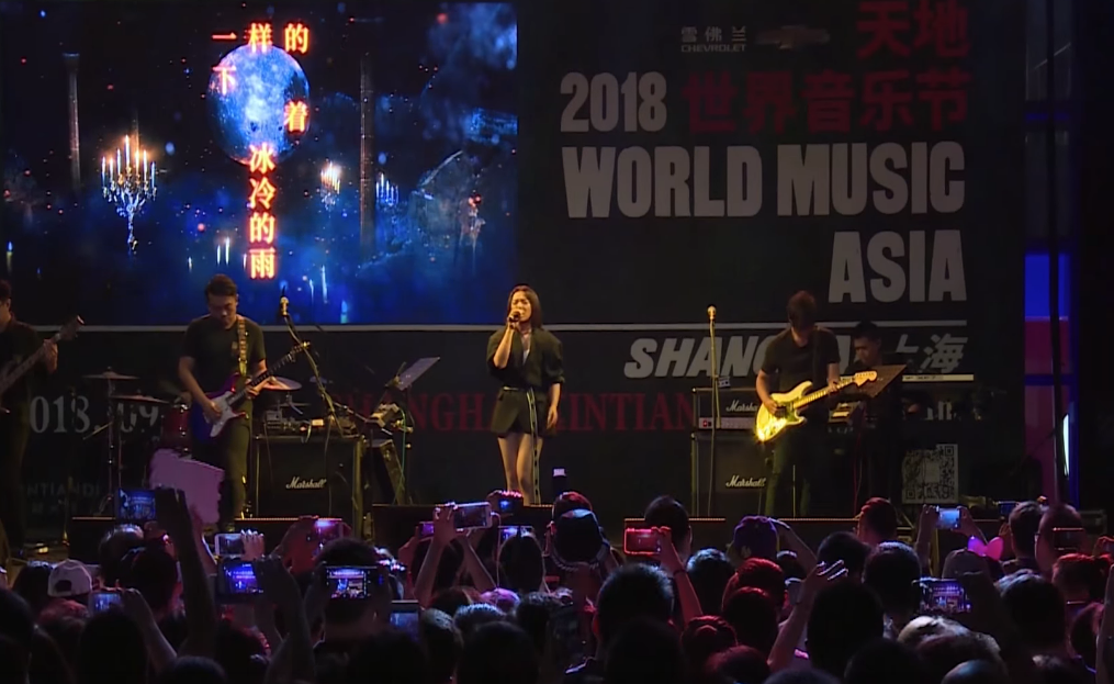 突發狀況！丁噹飆唱《一樣的月光》被搶麥克風　大媽衝上台歇斯底里「我的孩子」曝揪心真相