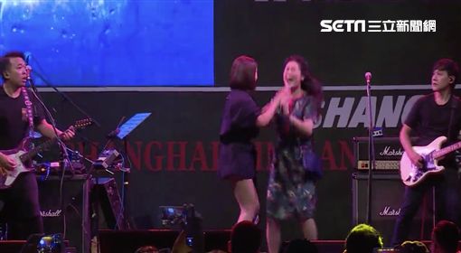 突發狀況！丁噹飆唱《一樣的月光》被搶麥克風　大媽衝上台歇斯底里「我的孩子」曝揪心真相
