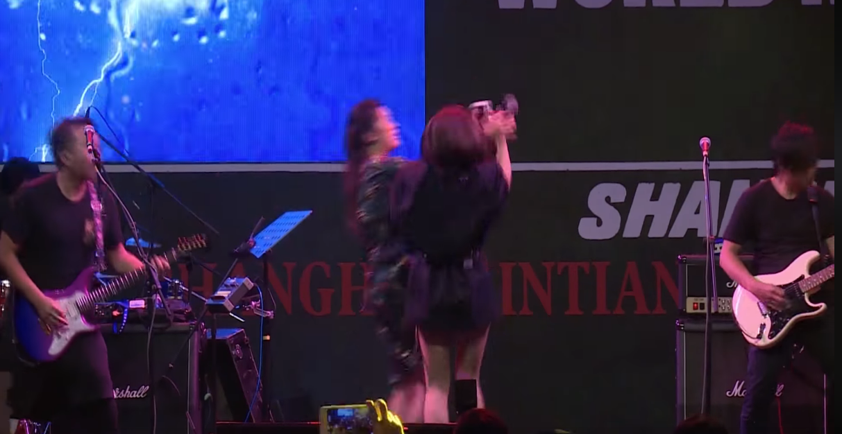 突發狀況！丁噹飆唱《一樣的月光》被搶麥克風　大媽衝上台歇斯底里「我的孩子」曝揪心真相