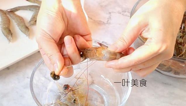 去蝦線用牙籤太費事！賣蝦的老闆教我「一個小技巧」2秒去除蝦線