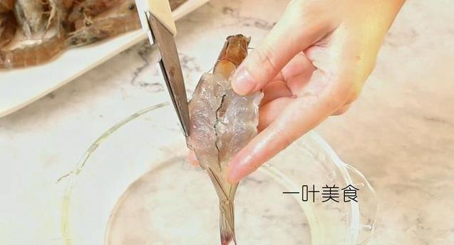 去蝦線用牙籤太費事！賣蝦的老闆教我「一個小技巧」2秒去除蝦線