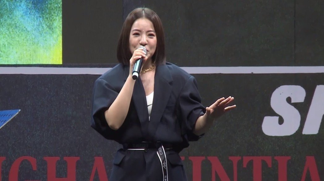 突發狀況！丁噹飆唱《一樣的月光》被搶麥克風　大媽衝上台歇斯底里「我的孩子」曝揪心真相