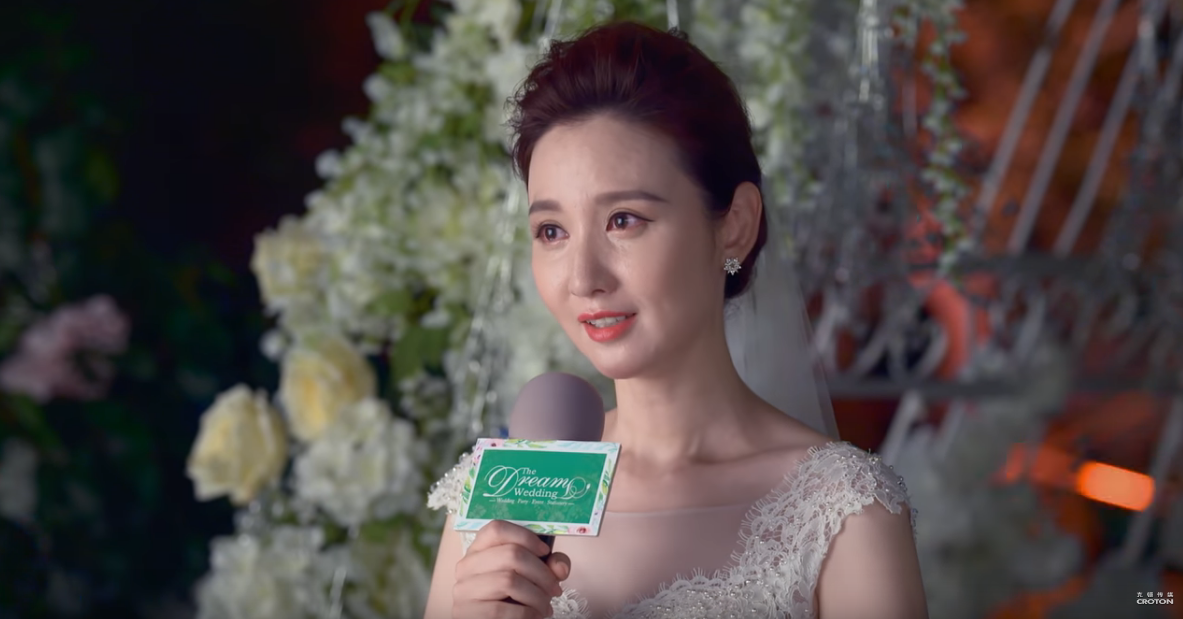 新娘顫抖拿起麥克風「這是我們的離婚典禮」　接著轉頭對前夫說「我認識你的第一天...」全場淚崩