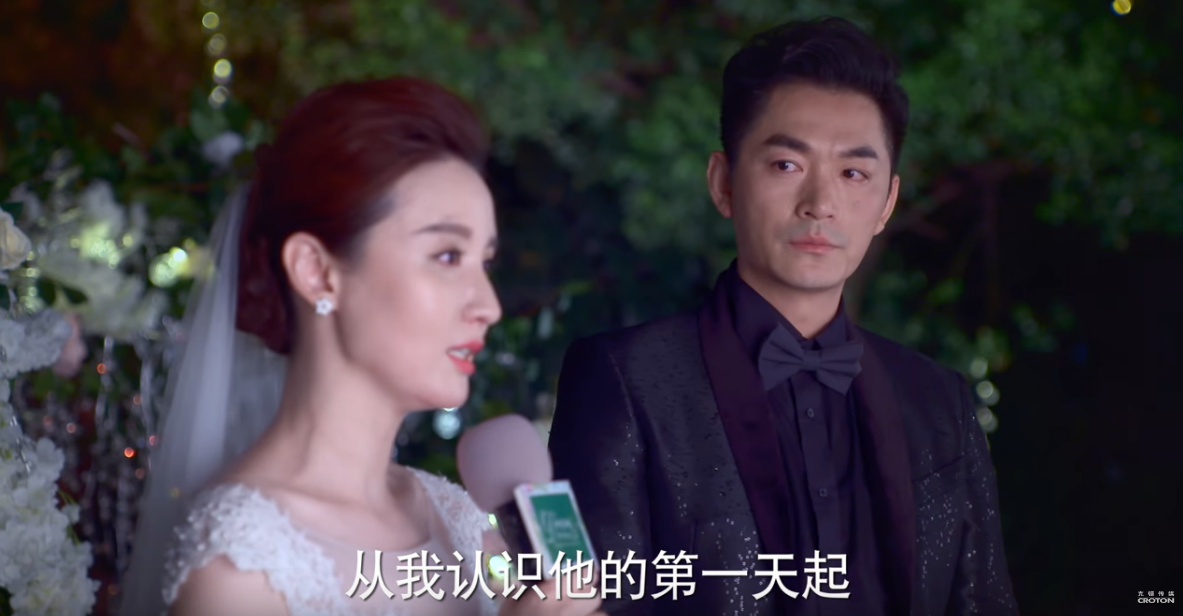 新娘顫抖拿起麥克風「這是我們的離婚典禮」　接著轉頭對前夫說「我認識你的第一天...」全場淚崩