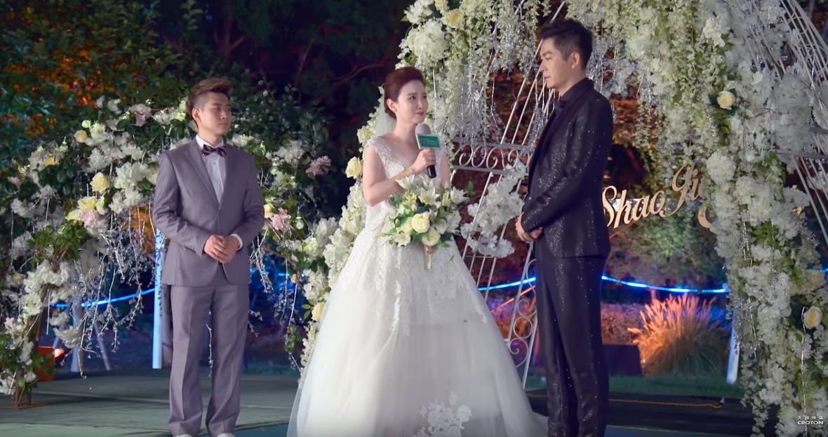 新娘顫抖拿起麥克風「這是我們的離婚典禮」　接著轉頭對前夫說「我認識你的第一天...」全場淚崩