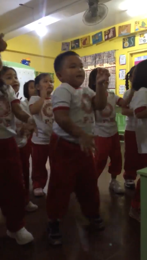 比女生還會扭！幼稚園底迪「神還原韓團舞曲」　主歌一來「性感Wave」技驚全場：都讓開哥來～