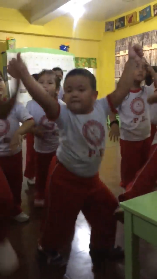 比女生還會扭！幼稚園底迪「神還原韓團舞曲」　主歌一來「性感Wave」技驚全場：都讓開哥來～