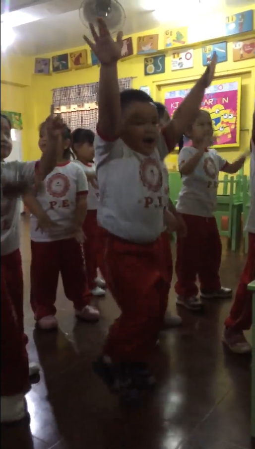 比女生還會扭！幼稚園底迪「神還原韓團舞曲」　主歌一來「性感Wave」技驚全場：都讓開哥來～