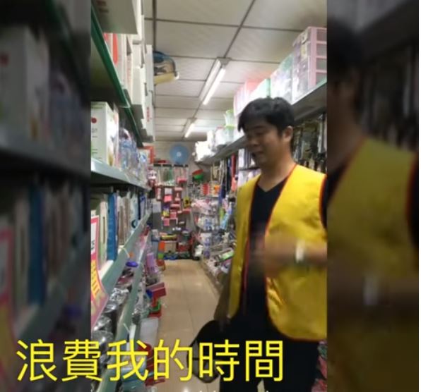 安內你甘看無！小姐詢問「第二件免費的意思？」　店員「無厘頭回答」讓人笑哭