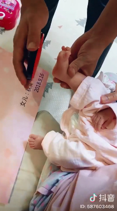 女兒的事我作主！ 爸爸抓小腳丫蓋印泥畫押  超甜「女兒協議書」網友笑翻：強迫不算啦
