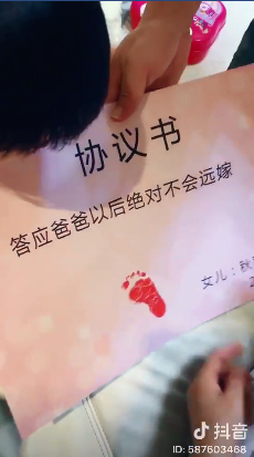 女兒的事我作主！ 爸爸抓小腳丫蓋印泥畫押  超甜「女兒協議書」網友笑翻：強迫不算啦